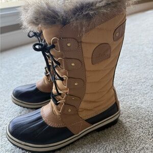 Sorel Women's Tofino II Tan and Black Boots size 8